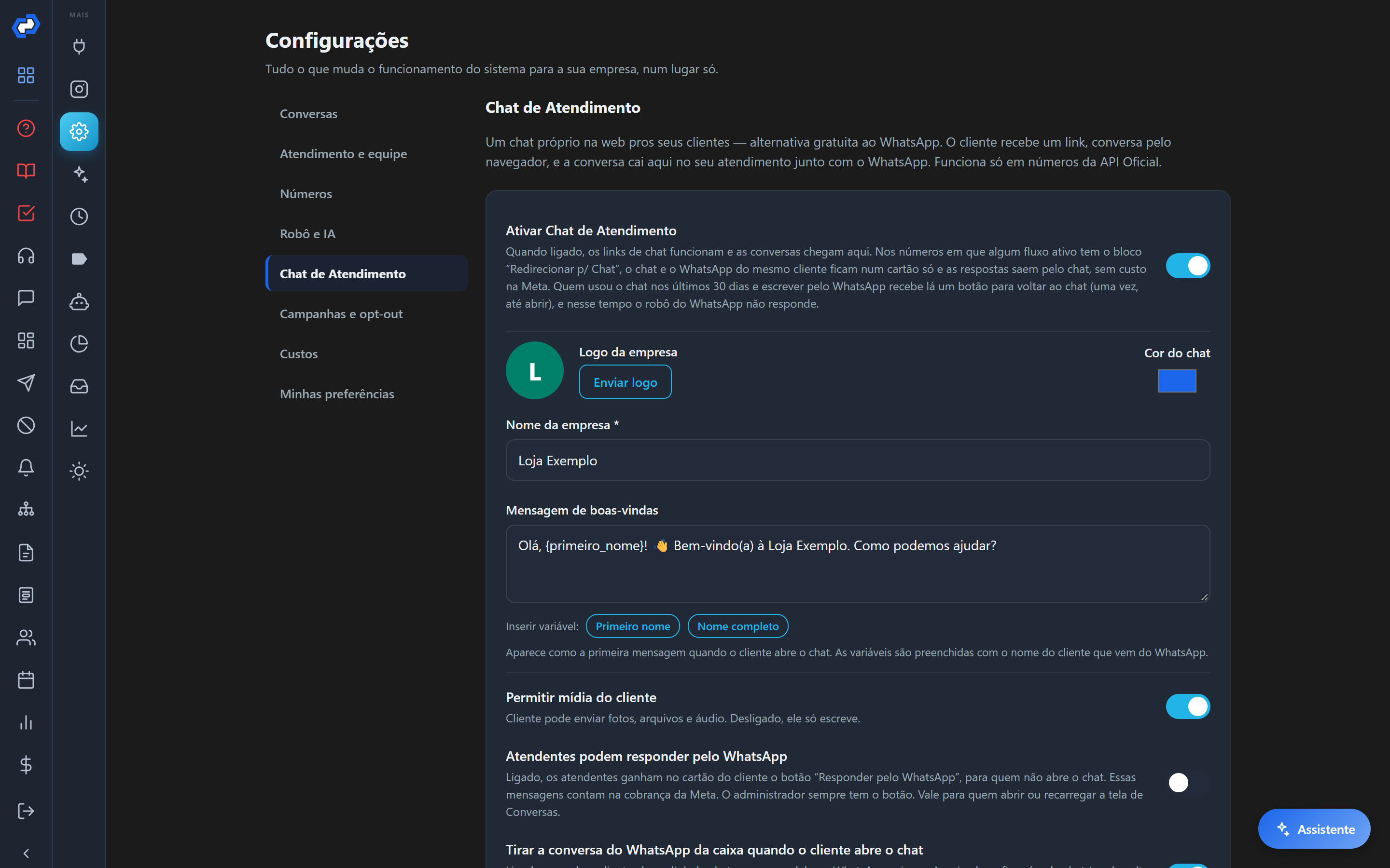 A aba Chat de Atendimento, em Configurações: a chave de ativar, a logo, o nome da empresa e a mensagem de boas-vindas.